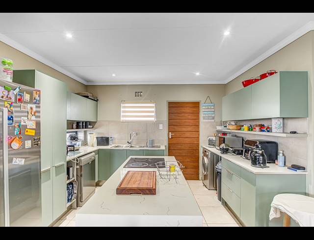 3 BEDROOM FREEHOLD FOR SALE IN LION PRIDE